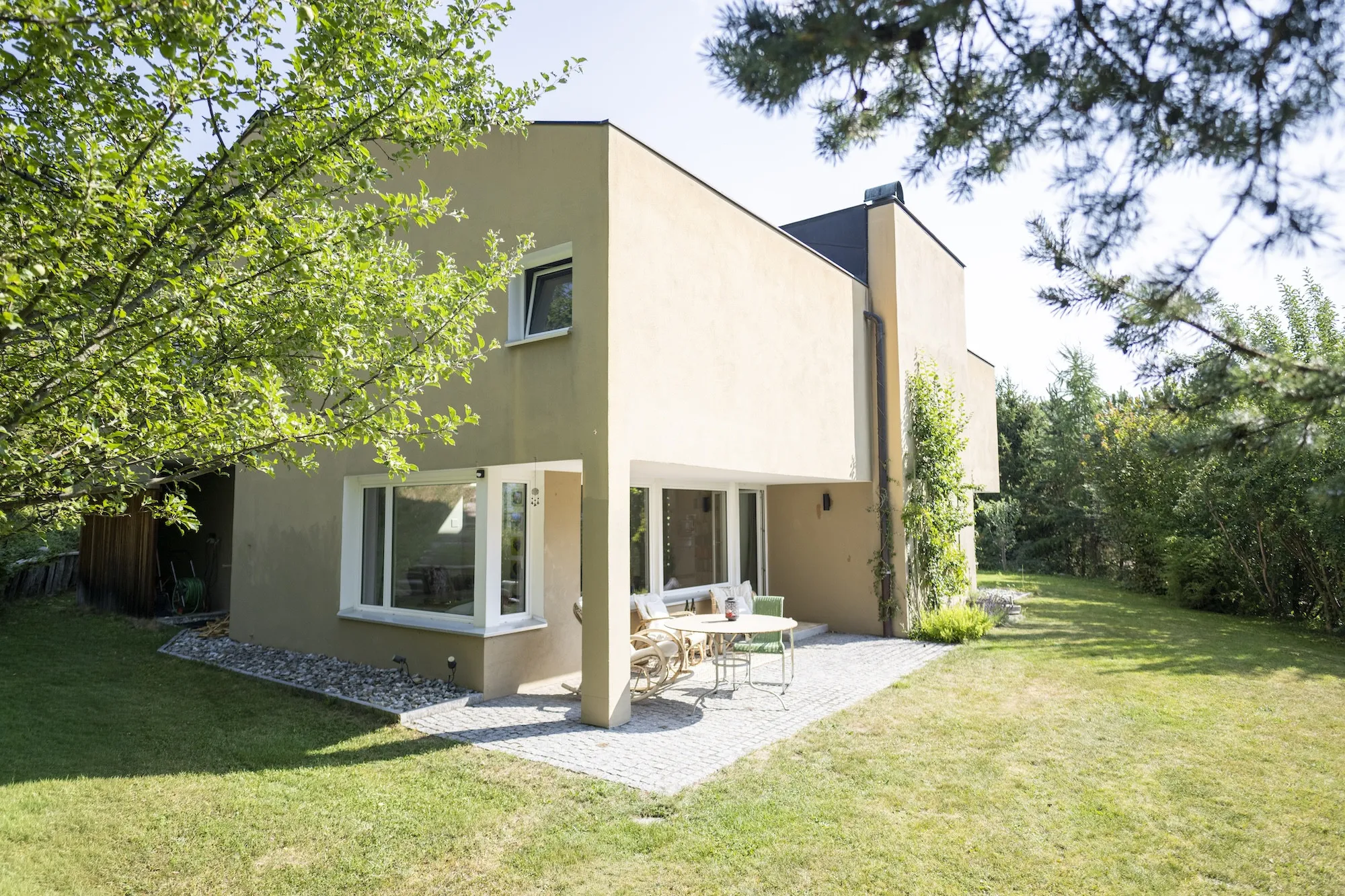 Chasa Val 17 mit Rasenfläche, Terrasse und Bäumen