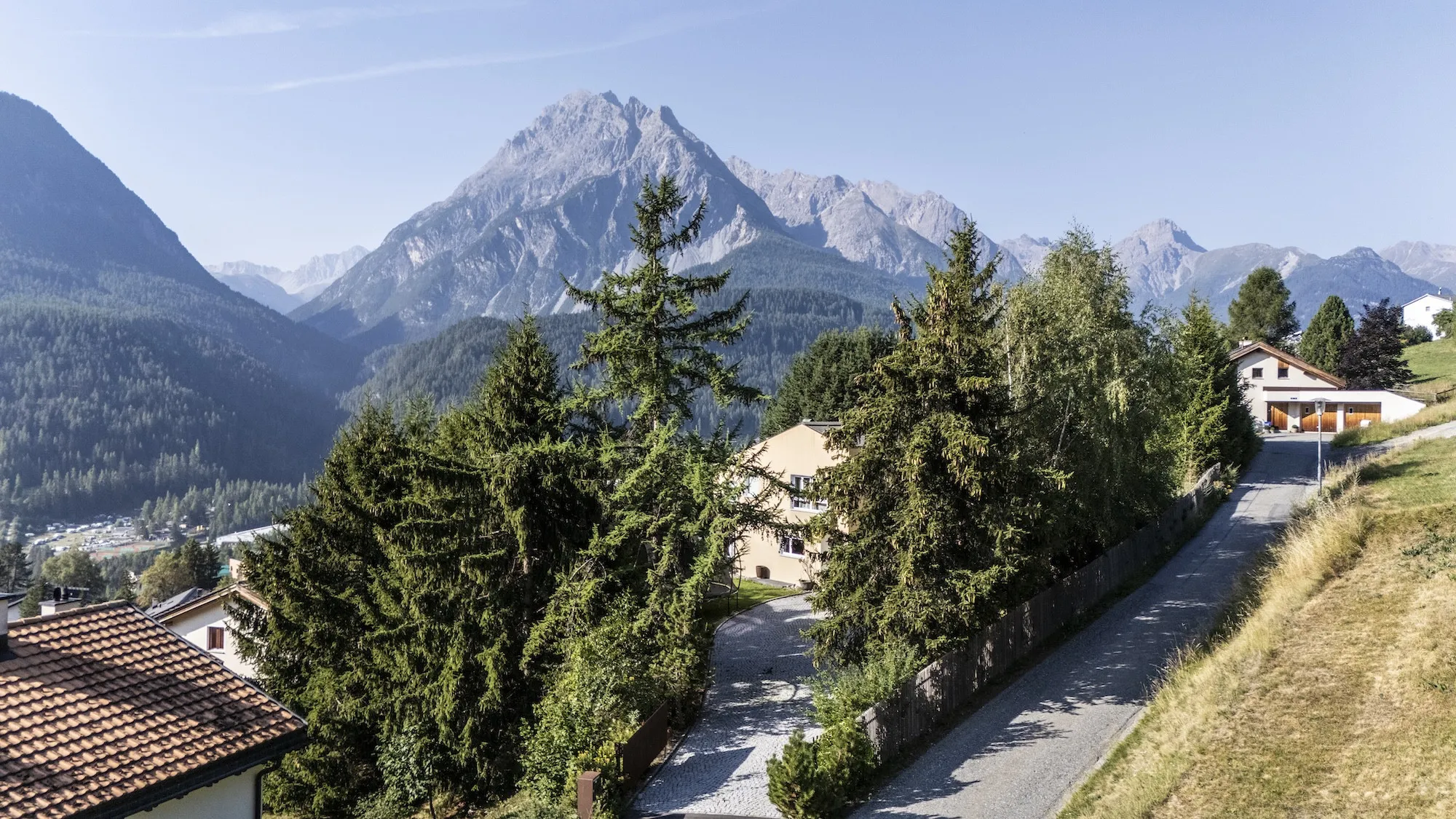 Grüne Hänge, Scuol und die markanten Berge des Unterengadins